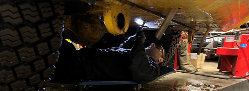 Person under lastvagn - industribild