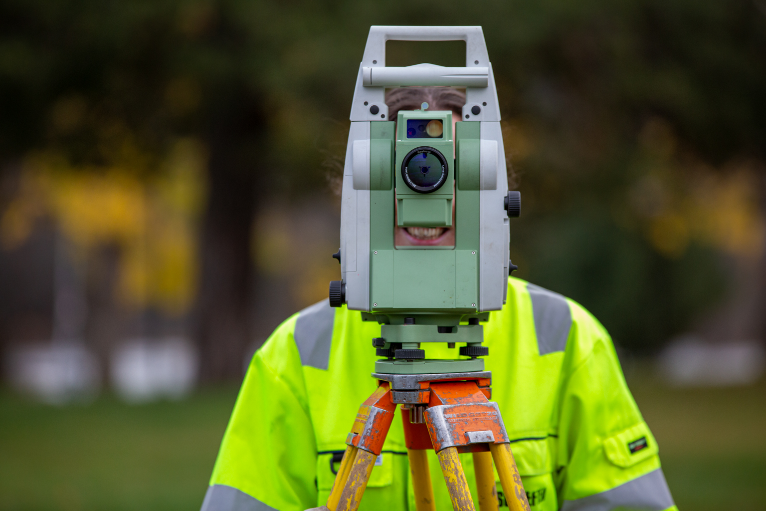 Sjuksköterska vid bil med loggan Sollefteå kommun